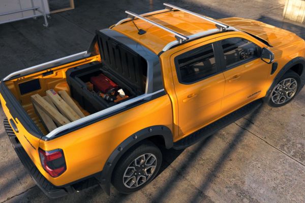 Ford Ranger jaune avec un coffre de rangement et d'autres accessoires